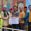 Warga Pasir Jambu Lebak saat memberikan donasi untuk korban kebarakan. Foto : Sandika /jabarekspres.com