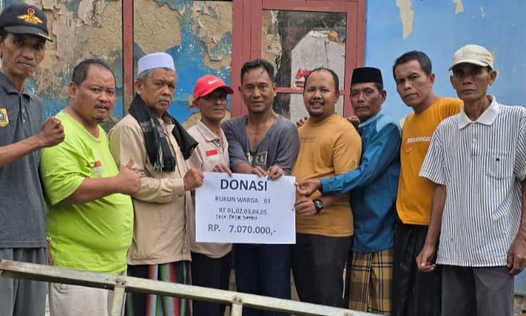 Warga Pasir Jambu Lebak saat memberikan donasi untuk korban kebarakan. Foto : Sandika /jabarekspres.com