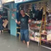 Warga terdampak genangan air banjir yang merendam wilayah Kecamatan Dayeuhkolot, Kabupaten Bandung, Jawa Barat.
