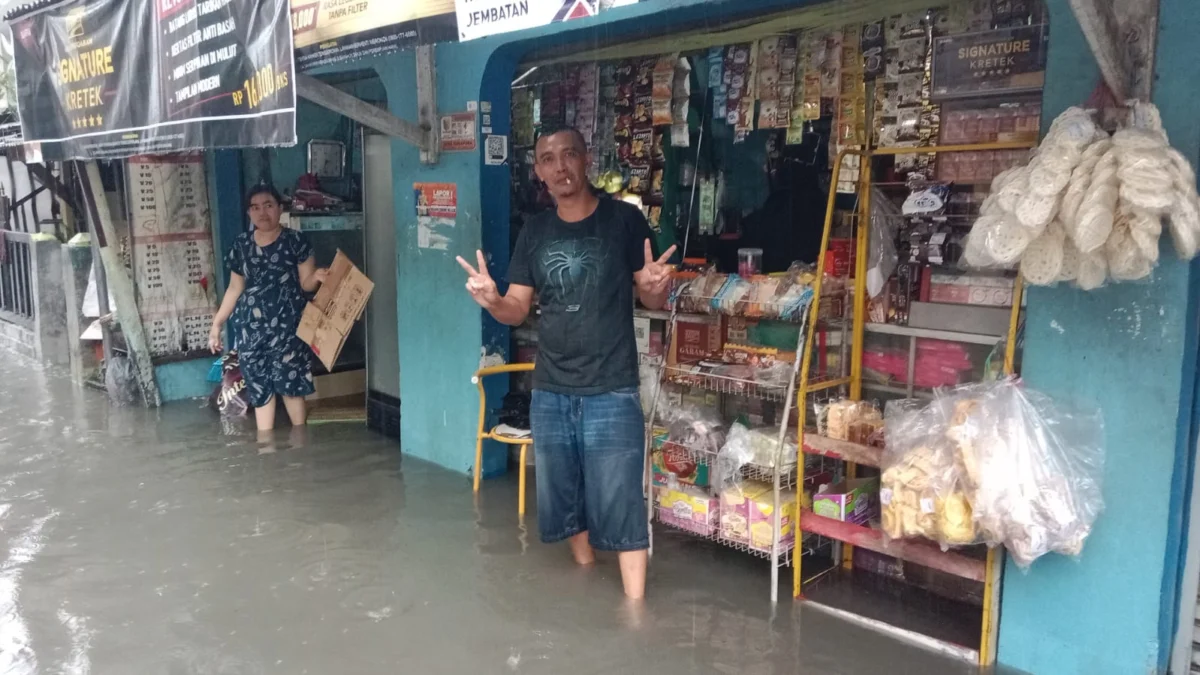 Warga terdampak genangan air banjir yang merendam wilayah Kecamatan Dayeuhkolot, Kabupaten Bandung, Jawa Barat.