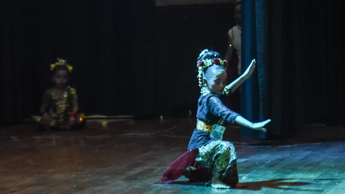 Seorang penari cilik menampilkan tari dalam ujian leveling Klinik Gondo Art Production di Padepokan Seni Mayang Sunda, Kota Bandung, Selasa (25/2). Foto: Dimas Rachmatsyah / Jabar Ekspres