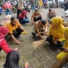 Kegiatan bersih-bersih halaman tempat ibadah di kampung kerukunan Lebak, Kelurahan Ciamis Kabupaten Ciamis, Rabu 26 Februari 2025. (Foto: Cecep Herdi/Jabar Ekspres)