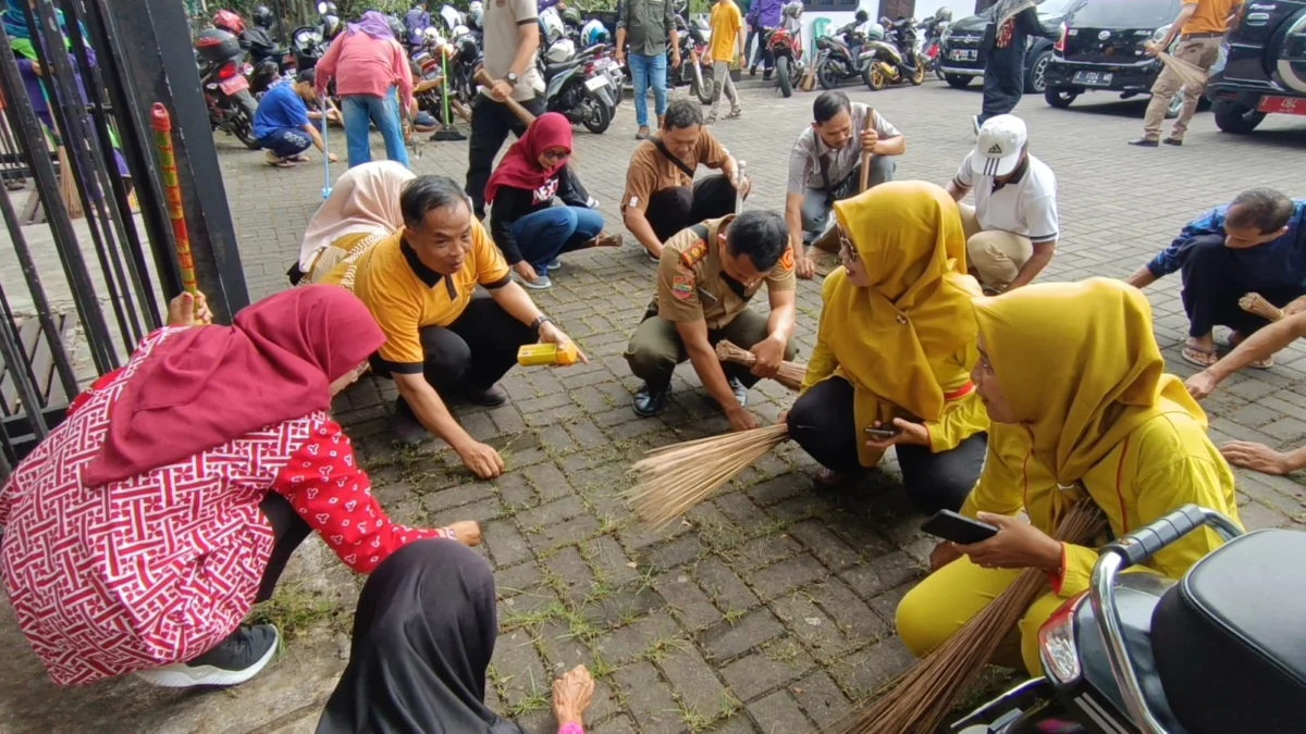 Kegiatan bersih-bersih halaman tempat ibadah di kampung kerukunan Lebak, Kelurahan Ciamis Kabupaten Ciamis, Rabu 26 Februari 2025. (Foto: Cecep Herdi/Jabar Ekspres)