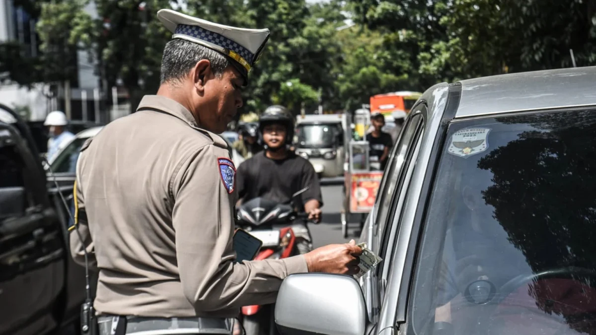 Dok. Sejumlah petugas kepolisian melakukan pemeriksaan surat kendaraan dalam Operasi Keselamatan Lodaya di depan SMK 12 Bandung, Jalan Pajajaran, Rabu (12/2) Foto: Dimas Rachmatsyah / Jabar Ekspres