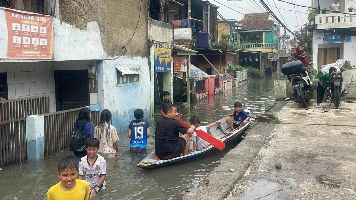 Banjir di Kampung Bojong Asih, Kecamatan Dayeuhkolot, Kabupaten Bandung ketinggian air bervariasi mulai dari 30 sentimeter hingga 150 sentimeter. Foto Agi