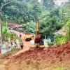 Akses jalan penghubung antar kecamatan di Bandung Barat terputus akibat tertimbun longsor. Dok Kecamatan Cipeundeuy