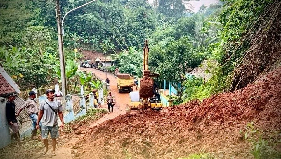 Akses jalan penghubung antar kecamatan di Bandung Barat terputus akibat tertimbun longsor. Dok Kecamatan Cipeundeuy