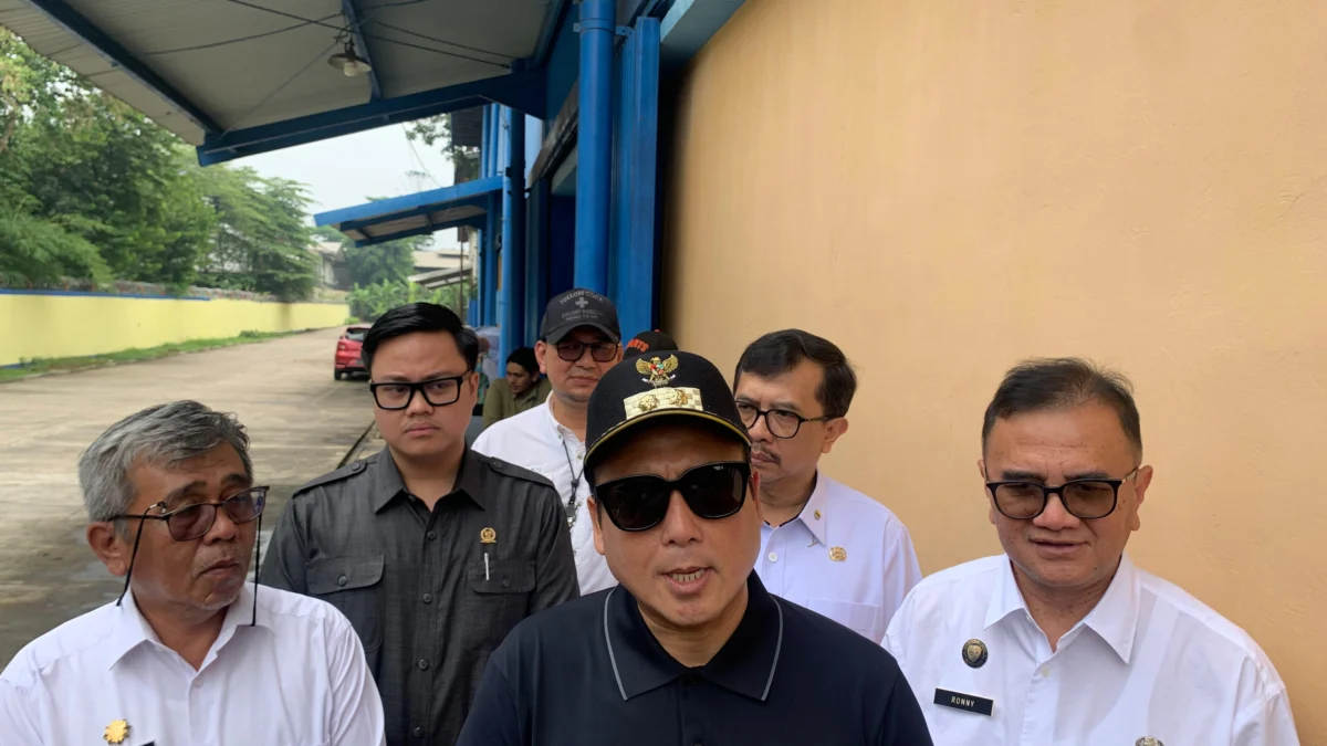 Perbaikan Jalan Rusak Akibat Galian Ducting Bakal Diambil Alih Pemkot Bandung Wakil Wali Kota Bandung, Erwin memastikan, jalan jadi prioritas pembangunan yang bakal dilakukan oleh pihaknya (Sadam / JE)