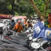Ilustrasi parkir di bahu jalan Tamansari, Kota Bandung, Rabu (26/2). Foto: Dimas Rachmatsyah / Jabar Ekspres