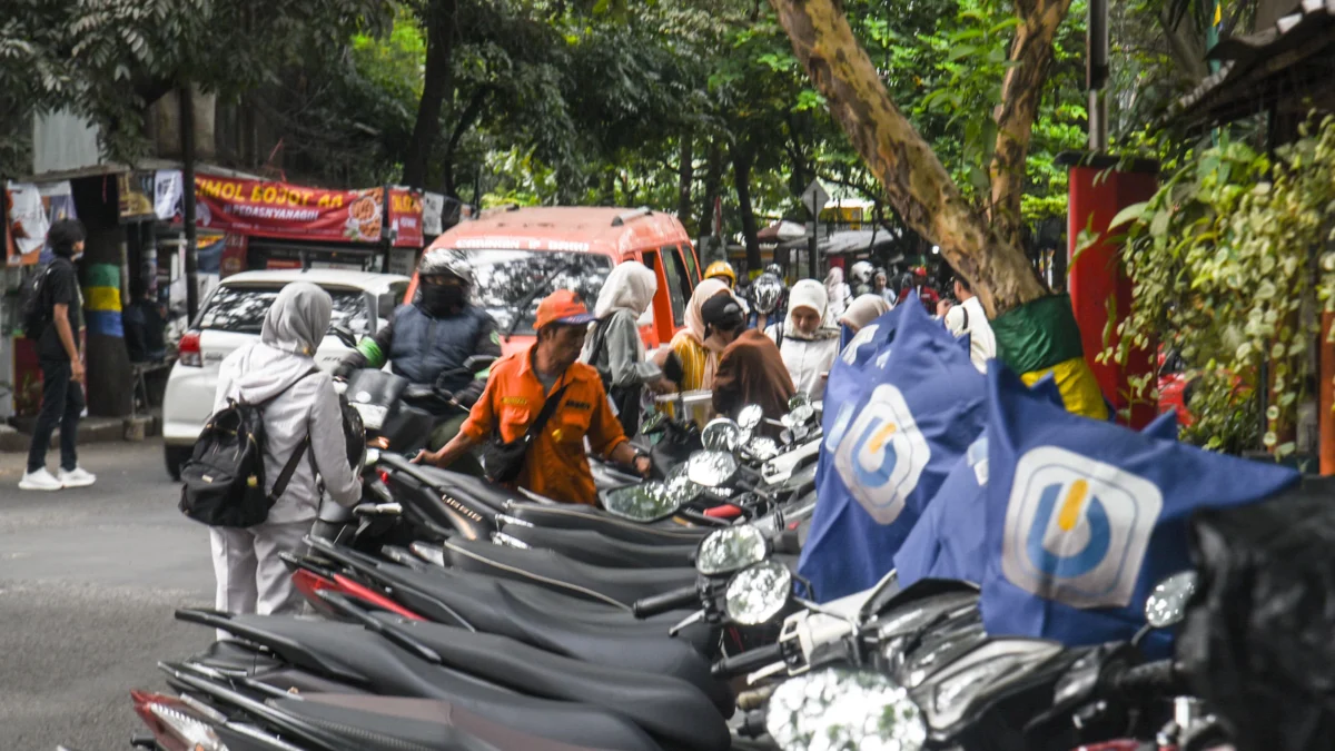 Ilustrasi parkir di bahu jalan Tamansari, Kota Bandung, Rabu (26/2). Foto: Dimas Rachmatsyah / Jabar Ekspres