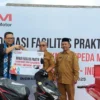 Pemberian Donasi Fasilitas Praktik Laboratorium Teknik Sepeda Motor SMK Negeri 1 Gabuswetan Indramayu.