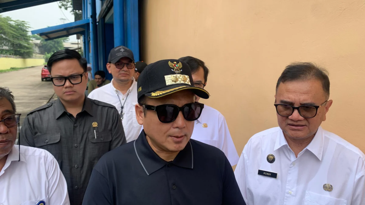 Wakil Wali Kota Bandung, Erwin saat meninjau gudang Bulog, di Gedebage Selatan, Rabu (26/2). (Sadam Husen / JE)
