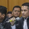 Dok. Ema Sumarna saat hadir dalam sidang kasus dugaan korupsi program Bandung Smart City di Pengadilan Negeri Bandung, Selasa (25/2). Foto: Dimas Rachmatsyah / Jabar Ekspres