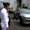 Gubernur Jabar saat melihat koleksi beberapa mobil dinasnya.