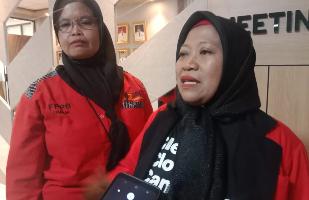 Ketua KASBI PT Bapintri, Yuningsih (Kiri) saat Ditemui Usai Mediasi Bersama Wakil Wali Kota Cimahi, Adithia Yudhistira dan PT Bapintri di Pemkot Cimahi (mong)