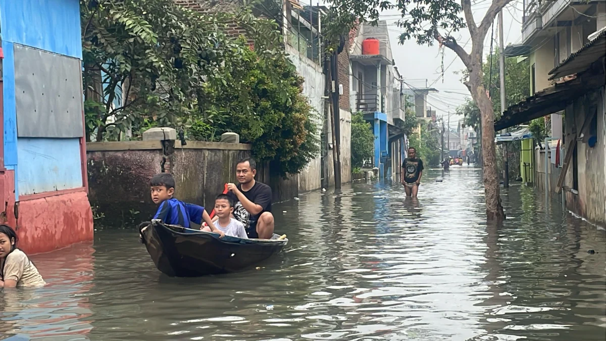 Seorang warga tengah menaiki perahu di saat banjir.