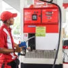 Petugas mengeoperasikan alat mesin bahan bakar Pertamax non subsidi di SPBU Pertamina di Jalan Riau, Kota Bandung, Rabu (26/2). Foto: Dimas Rachmatsyah / Jabar Ekspres