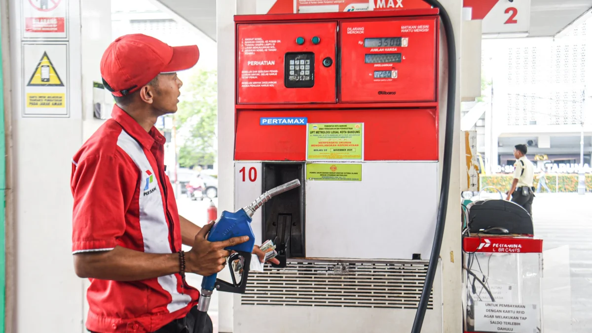 Petugas mengeoperasikan alat mesin bahan bakar Pertamax non subsidi di SPBU Pertamina di Jalan Riau, Kota Bandung, Rabu (26/2). Foto: Dimas Rachmatsyah / Jabar Ekspres