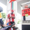 Pengendara mengisi bahan bakar Pertamax non subsidi di SPBU Pertamina di Jalan Riau, Kota Bandung, Rabu (26/2). Foto: Dimas Rachmatsyah / Jabar Ekspres
