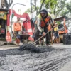 Petugas memperbaiki jalan berlubang di Jalan Ibrahim Adjie, Kota Bandung, Rabu (26/2). Foto: Dimas Rachmatsyah / Jabar Ekspres