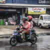 Pengendara sepeda motor menerjang hujan di Jalan Antapani, Kota Bandung, Rabu (26/2). Foto: Dimas Rachmatsyah / Jabar Ekspres