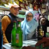 Tindak Lanjuti Aduan Masyarakat, Komisi I dan Satpol-PP Sidak Minol Ilegal Ketua Komisi I DPRD Kota Bogor saat ikut melakukan razia minuman alkohol. (Foto: Humpro DPRD Kota Bogor)