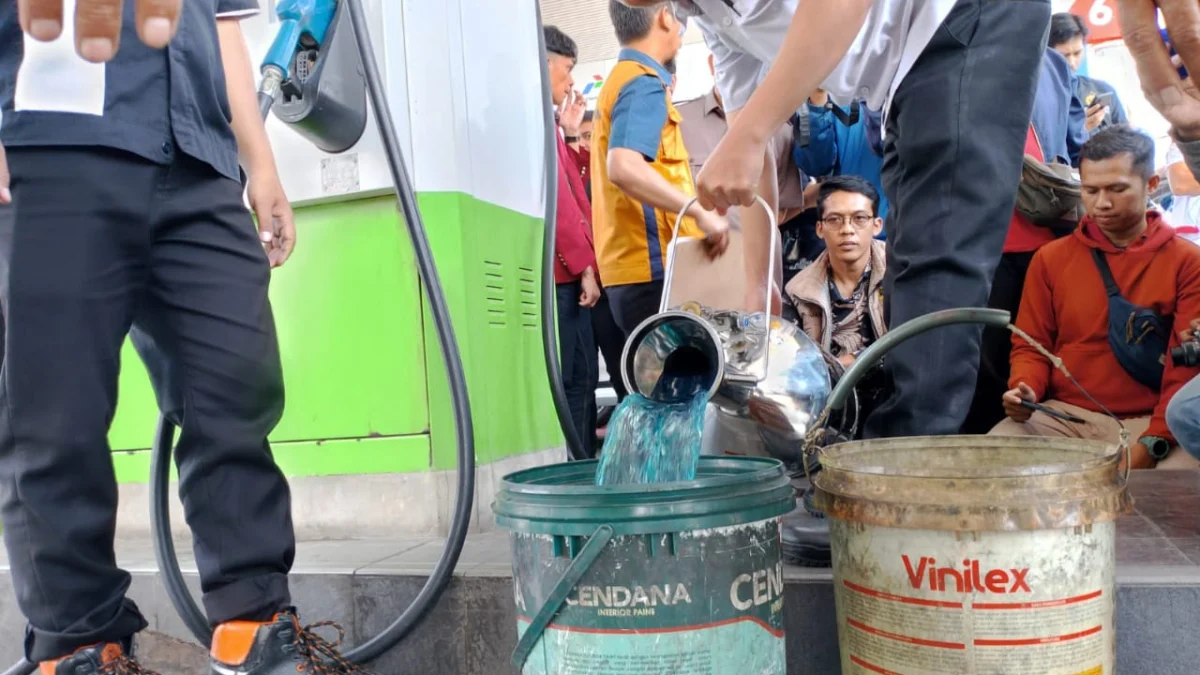 Uji pengawasan BBM menjelang Ramadan di SPBU Cibabat Kota Cimahi. (Mong / Jabar Ekspres)