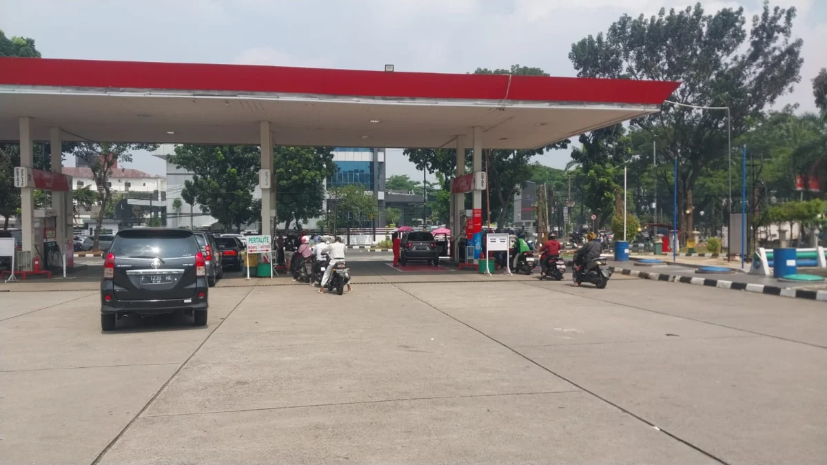 Kosumen saat membeli bahan bakar di SPBU Cibinong. Foto : Sandika / Jabar Ekspres
