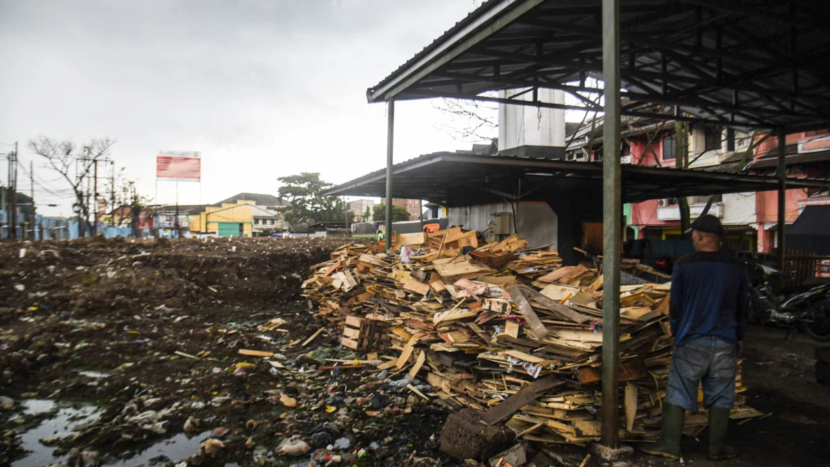 Petugas merapikan sampah kayu di sekitar TPS Pasar Induk Caringin, Kota Bandung, Kamis (27/2). Foto: Dimas Rachmatsyah / Jabar Ekspres