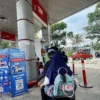 Sejumlah masyarakat saat tengah mengisi bensin di SPBU Padalarang, Kabupaten Bandung Barat. Dok Jabar Ekspres/Suwitno