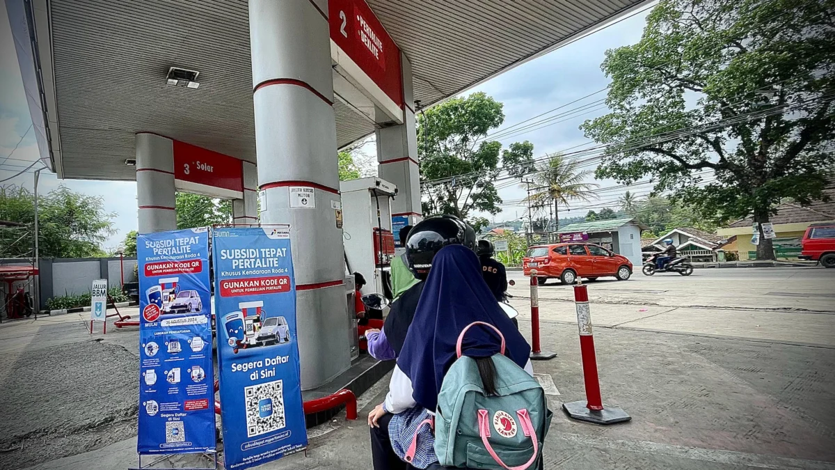 Sejumlah masyarakat saat tengah mengisi bensin di SPBU Padalarang, Kabupaten Bandung Barat. Dok Jabar Ekspres/Suwitno