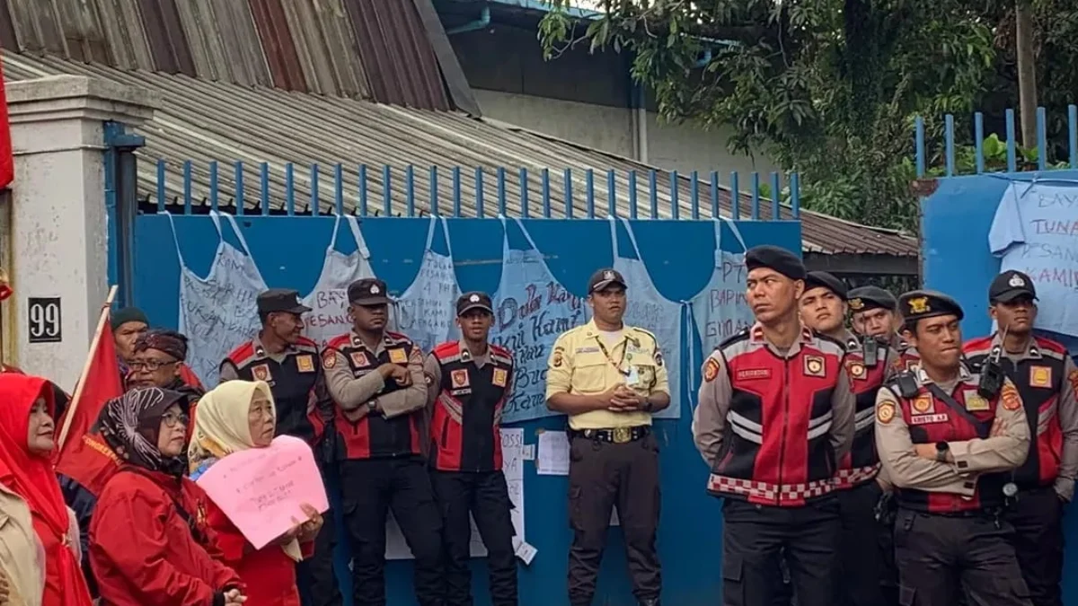 Sejumlah Aksi Buruh PT Bapintri (Instagram: LBHBandung)