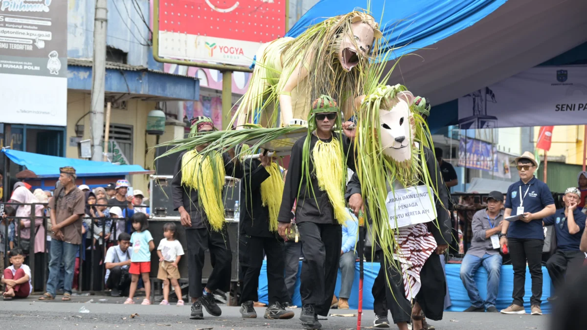 Kirab budaya dilaksanakan di Jalan Letjen Soewarto Kota Banjar pada Selasa 25 Februari 2025. Sementara HUT Banjar ke 22 ini dinilai kurang melibatkan partisipasi masyarakat. (Foto: Cecep Herdi/Jabar Ekspres)