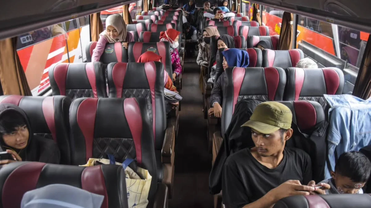 Penumpang berada di dalam bis untuk menuju kampung halaman di Kota Bandung Jum'at (28/2). Foto: Dimas Rachmatsyah / Jabar Ekspres