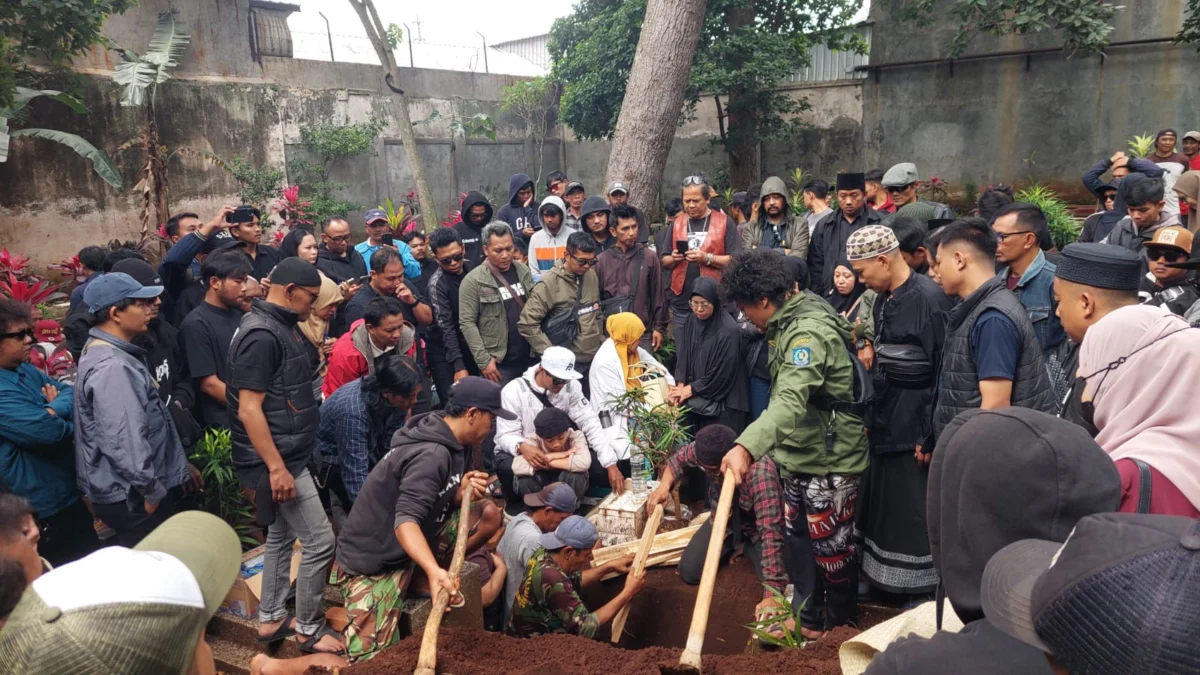 Aktor Preman Pensiun 'Kang Gobang' Tutup Usia, Ngatiyana Kenang Perjalanan Bersama saat Pilkada Prosesi Pemakaman Ari Jamasari alias Kang Gobang Preman Pensiun di TPU RW 14, Cibabat, Kota Cimahi (Mong)