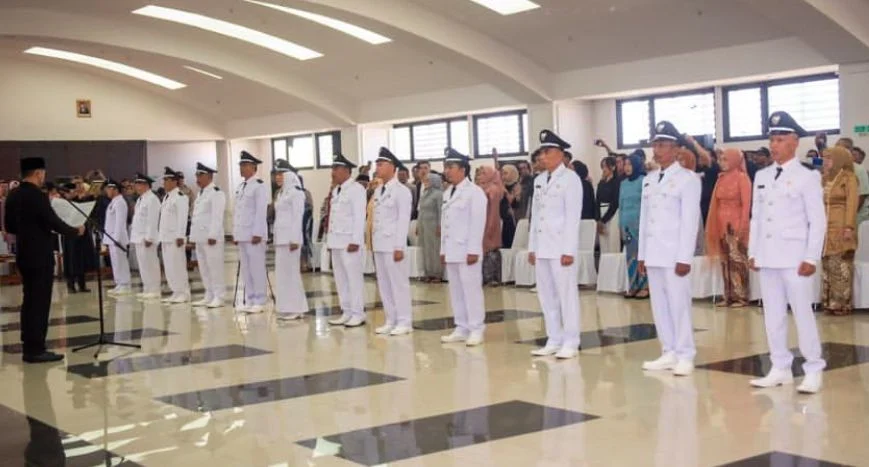 Ketua Komisi I DPRD KBB Minta Pemerintah Tegas Copot Kades Fiktif Ilustrasi: pelantikan 12 Kades di Kabupaten Bandung Barat secara serentak pada tahun 2023 lalu. Dok Jabar Ekspres/Wit
