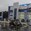 Pengendara bermotor berada di depan Kantor BRI Cabang Banjar. Heboh puluhan karyawan bank ini di PHK massal. Pihak bank mengklaim, itu langkah terakhir setelah evaluasi kinerja. (Cecep Herdi/Jabar Ekspres)