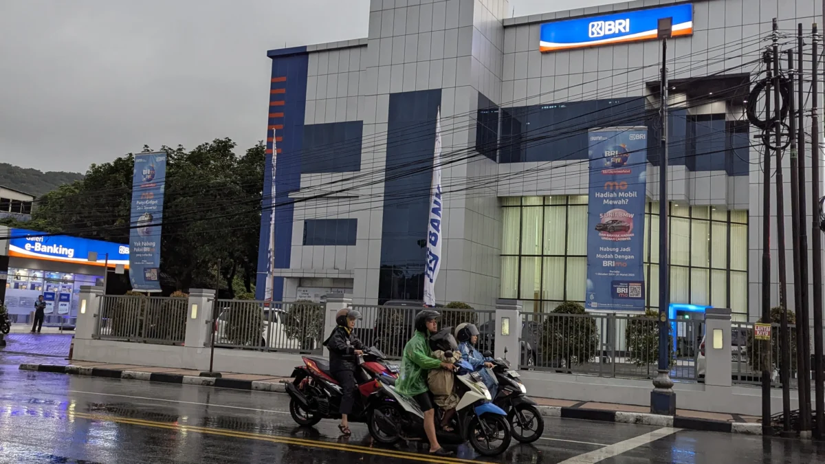 Pengendara bermotor berada di depan Kantor BRI Cabang Banjar. Heboh puluhan karyawan bank ini di PHK massal. Pihak bank mengklaim, itu langkah terakhir setelah evaluasi kinerja. (Cecep Herdi/Jabar Ekspres)