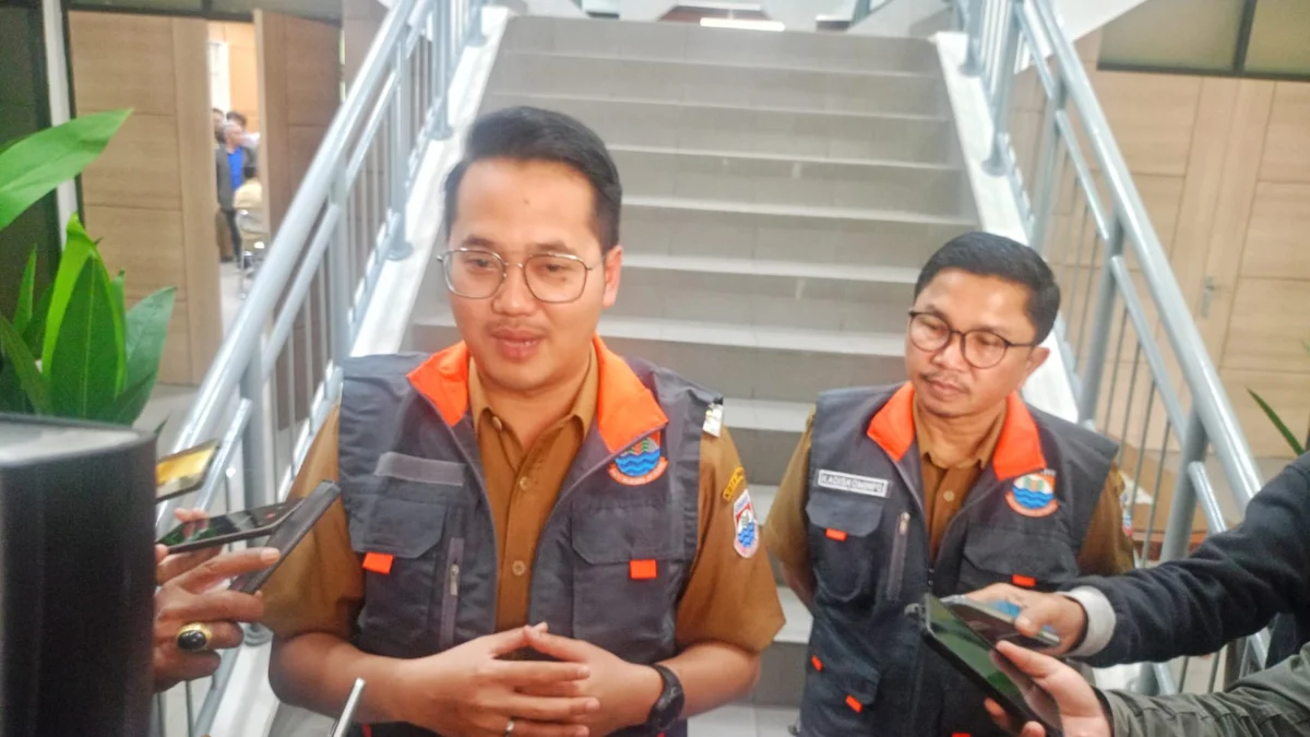 Wakil Wali Kota Cimahi, Adithia Yudhistira Bersama Ka diskominfo Cimahi, Hendra Gunawan Saat Jelaskan Konsep Clipper Bagi Karang Taruna (Mong)