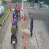 Tangkapan layar instagram infocileunyi, seorang emak-emak diduga mengamuk hingga membawa senjata tajam berjenis ceruti di salah satu SPBU di wilayah Kabupaten Bandung.