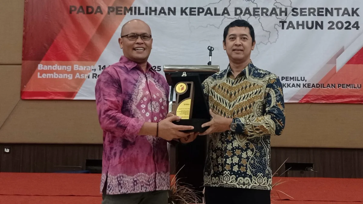 Kabid Informasi Komunikasi Publik (IKP) Diskominfotik KBB, Kurnaefi (kiri) saat menerima penghargaan dari Bawaslu KBB di Lembang. Dok Jabar Ekspres/Suwitno