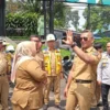 Tindaklanjuti Perintah Prabowo, Pemkot Bogor Bakal Tata Ulang Kabel dan Reklame Semrawut Wakil Wali Kota Bogor, Jenal Mutaqin bersama jajaran saat melakukan peninjauan lapangan, Senin (24/2). (Yudha Prananda / Jabar Ekspres)