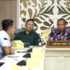 Ketua Komisi III DPRD Jabar Jajang Rohana (kanan) saat memimpin rapat, Kamis (13/2)