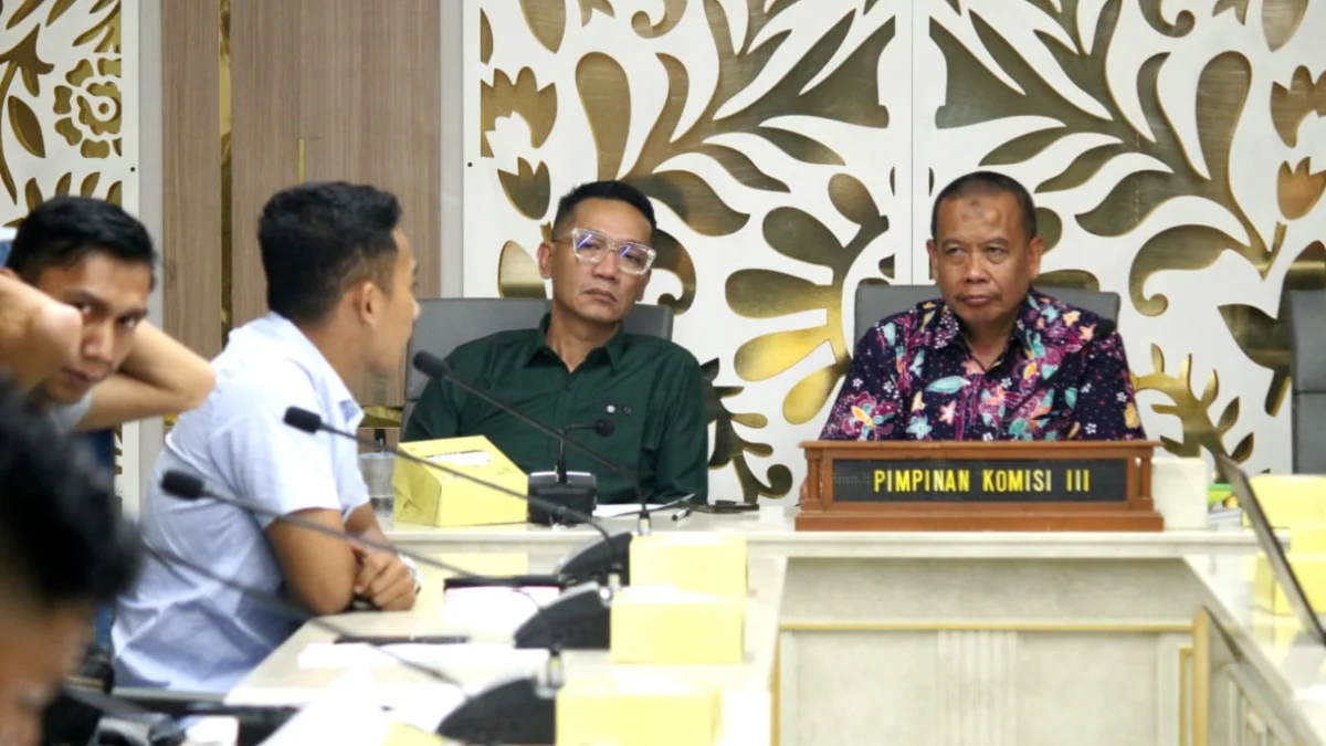 Ketua Komisi III DPRD Jabar Jajang Rohana (kanan) saat memimpin rapat, Kamis (13/2)