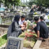 Umat Islam berziarah di makam keluarganya di Tempat Pemakaman Umum (TPU) Sirnaraga, Kota Bandung, Jum'at (28/2). Foto: Dimas Rachmatsyah / Jabar Ekspres