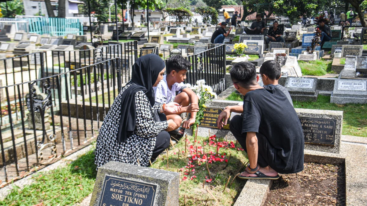 Menjelang Ramadan, TPU Sirnaraga Ramai Peziarah: Mendoakan Orang Terkasih yang Sudah Tiada Umat Islam berziarah di makam keluarganya di Tempat Pemakaman Umum (TPU) Sirnaraga, Kota Bandung, Jum'at (28/2). Foto: Dimas Rachmatsyah / Jabar Ekspres