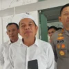 Gubernur Jabar Terpilih, Dedi Mulyadi saat memberikan keterangan kepada awak media di Mapolres Bogor, pada Sabtu (8/2). Foto : Regi