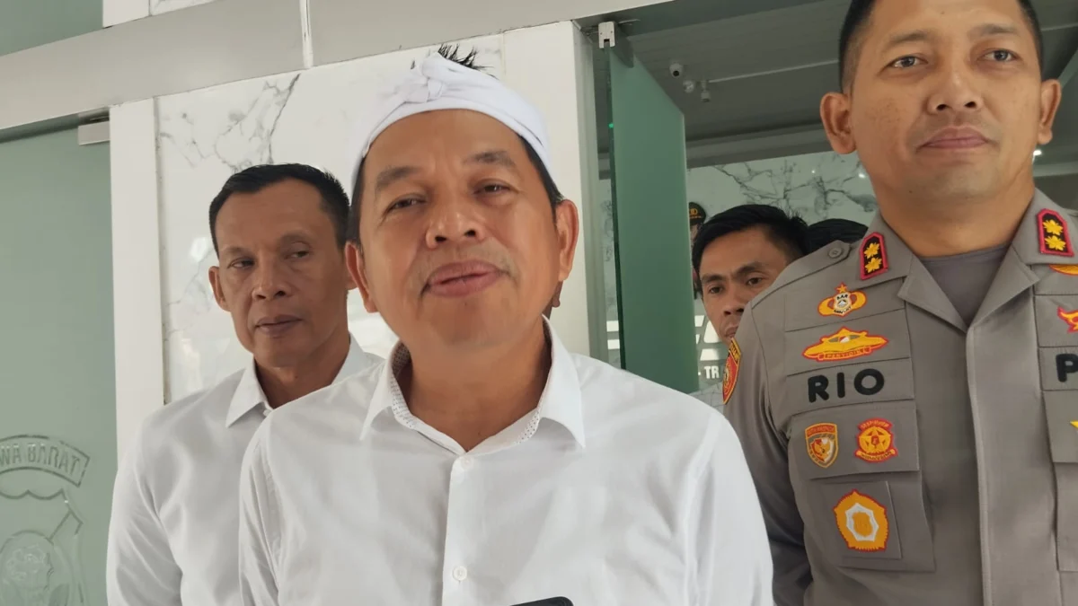 Bahas Jalur Tambang Parungpanjang, Gubernur Jabar Terpilih Bakal Temui Pemprov Banten Gubernur Jabar Terpilih, Dedi Mulyadi saat memberikan keterangan kepada awak media di Mapolres Bogor, pada Sabtu (8/2). Foto : Regi