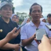 Menteri Lingkungan Hidup bersama Pj Bupati Bogor Bachril Bakri saat memberikan keterangan kepada awak media seusai menanam pohon di SMAN 1 Sukaraja, Kabupaten Bogor, pada Kamis (13/2). Foto : Regi