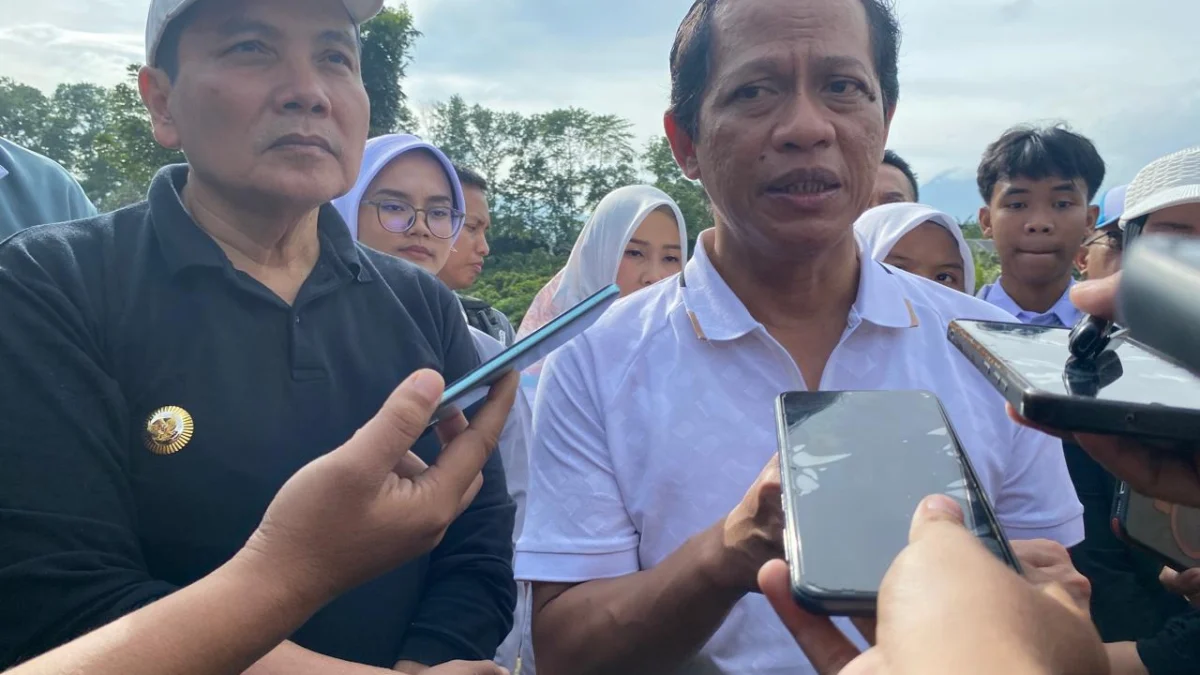 Menteri Lingkungan Hidup bersama Pj Bupati Bogor Bachril Bakri saat memberikan keterangan kepada awak media seusai menanam pohon di SMAN 1 Sukaraja, Kabupaten Bogor, pada Kamis (13/2). Foto : Regi